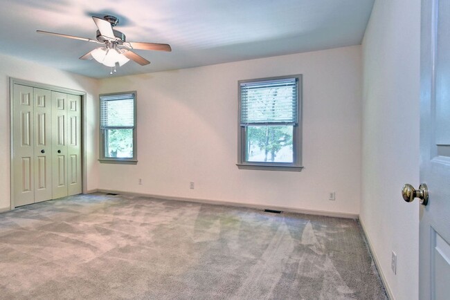 Building Photo - Nicely Updated Townhome
