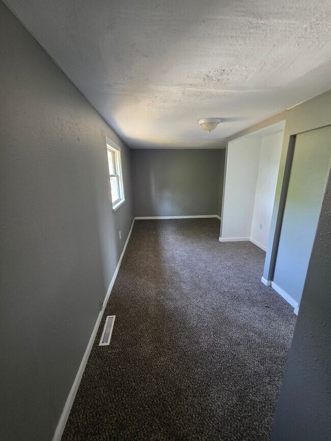 Building Photo - LIMITED TIME**NO APPLICATION FEE**1/2 OFF ...