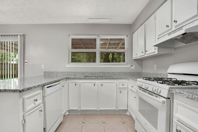 Building Photo - 3 bedroom 2 bath home in Village Green
