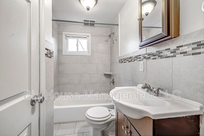 Building Photo - 1302 Hillsway Ct