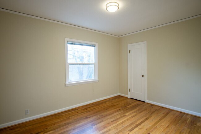 Building Photo - Great Vintage 2-Bed Between Hawthorne & Belmont!