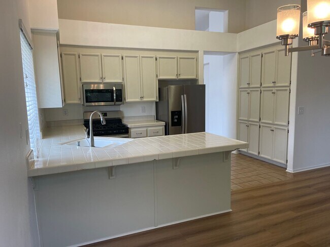 Building Photo - 3br/2ba Home on corner lot