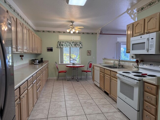 Building Photo - Fully Furnished 3Bed, 2Bath, 2Car Garage i...
