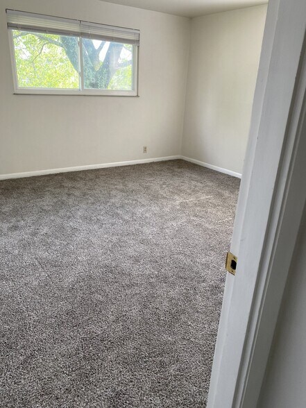 Building Photo - 4947 Charlemar Dr