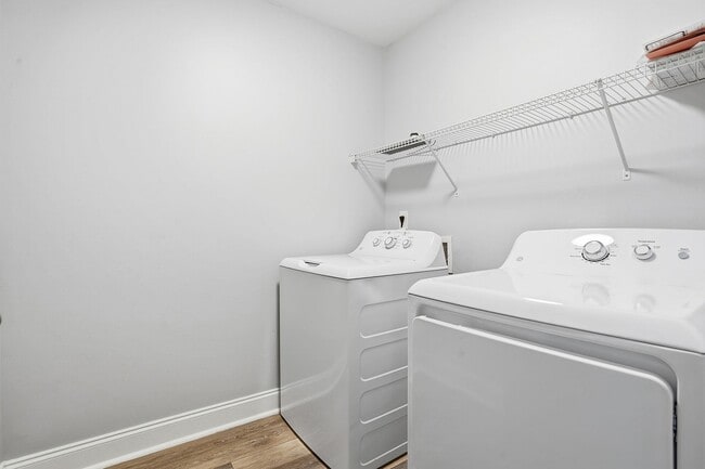 Building Photo - ABSOLUTELY GEORGOUS 2 STORY TOWNHOUSE IN POOL COMMUNITY!