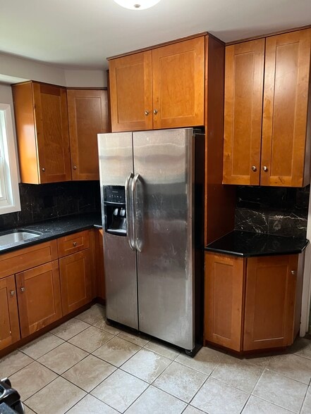 Building Photo - 1050 W Touhy Ave