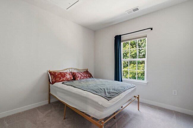 Building Photo - BEAUTIFUL TOWNHOME IN A GREAT AMENTIES!