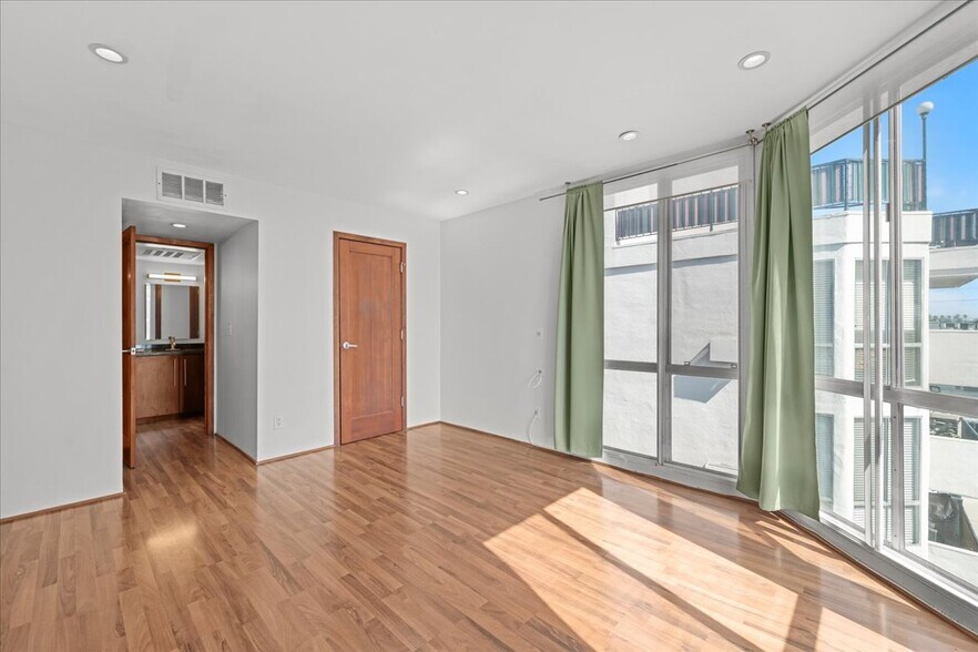 Building Photo - 8530 Holloway Dr