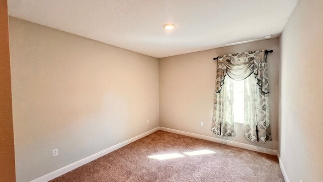 Building Photo - Immaculate 4 BR / 3 BA - With an OFFICE!