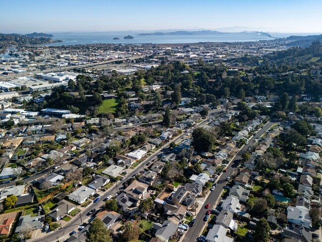 Building Photo - Bret Hart Neighborhood