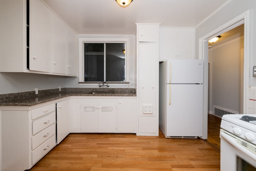 Building Photo - 2727 Moraga St