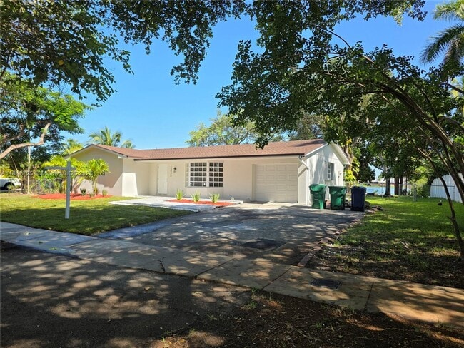 Building Photo - 13920 Kendale Lakes Blvd