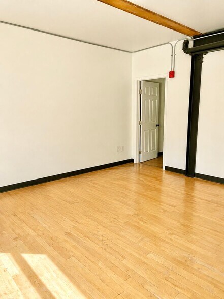 Building Photo - 548 Roosevelt Ave