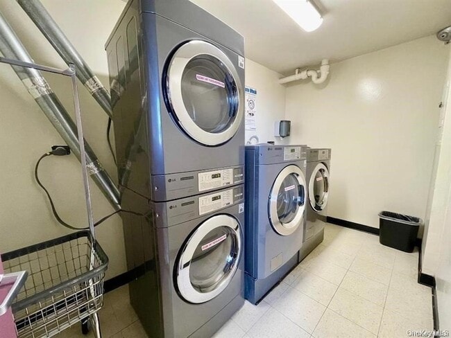 Building Photo - 150-38 Union Tpke Un