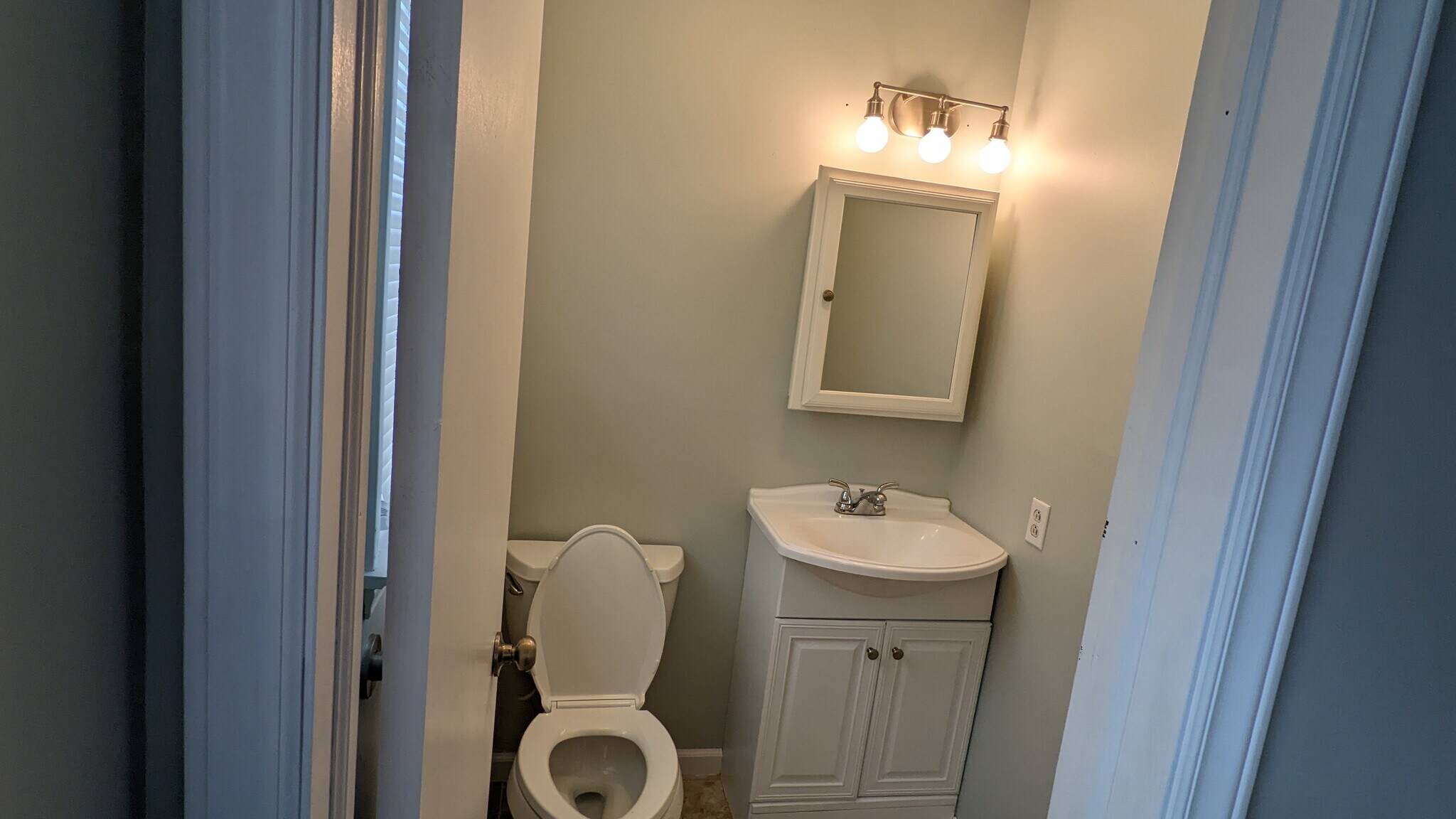 Master 1/2 bath - 6 Stoney Nob Dr