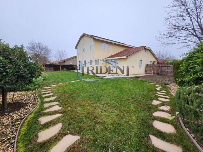 Building Photo - 4 bedroom 3 bath near schools and parks