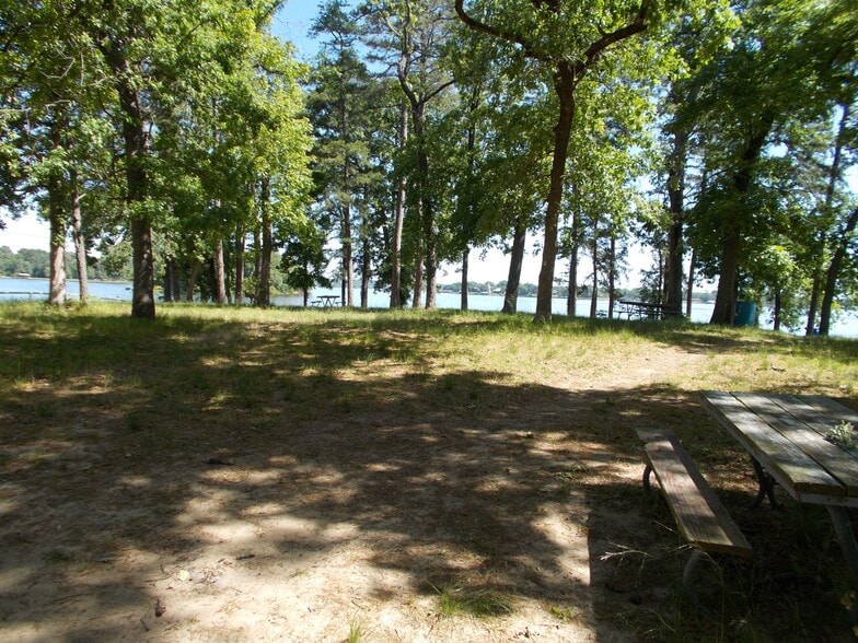 Building Photo - 22696 Lakeway Hbr