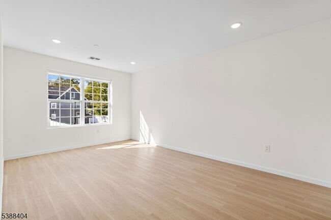 Building Photo - 70 Ridgedale Ave