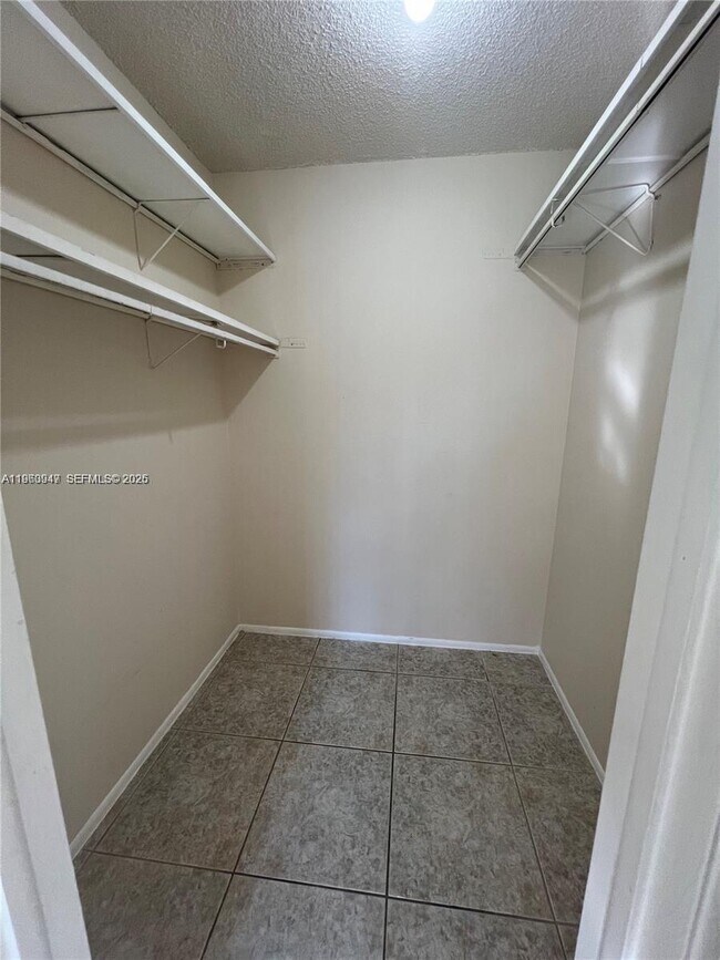 Building Photo - 3760 Inverrary Dr