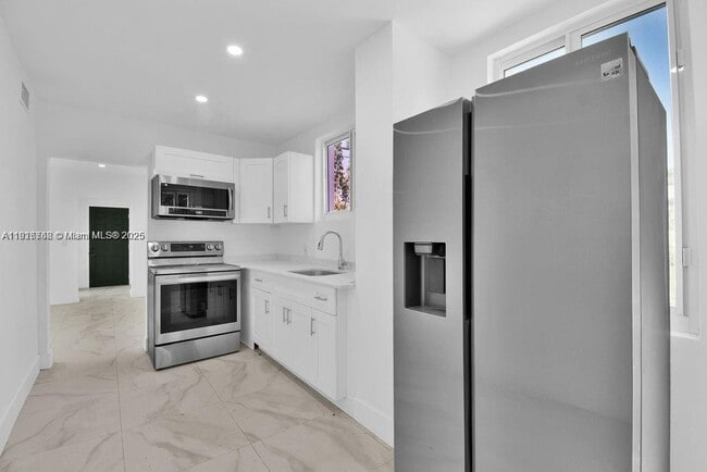 Building Photo - 3025 NW 8th Ave