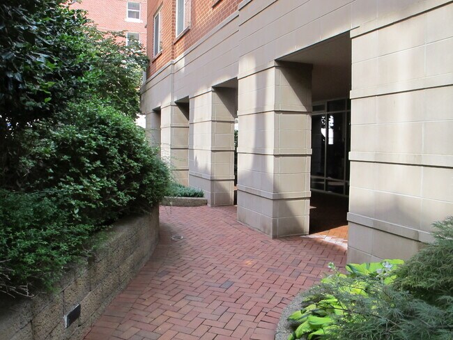 Building Photo - 820 N Pollard St