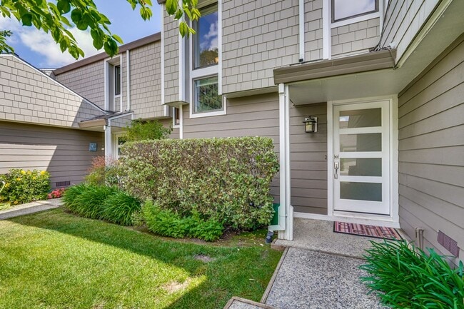 Building Photo - Large 3 Bed 2.5 Bath Townhome walking dist...