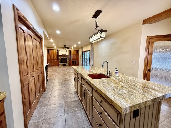 Building Photo - 6819 S Greenfield Way