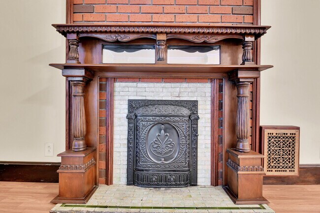 Building Photo - $2,900, 3-bed, 2 bath victorian home with a fenced yard and $300 off the first month's rent.