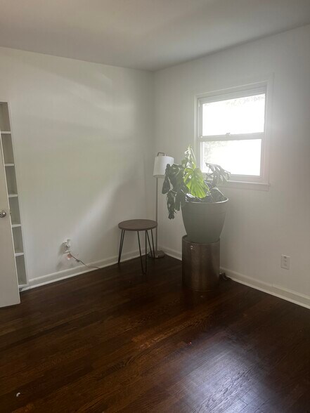 bedroom (alt view) - 2209 Atlanta St