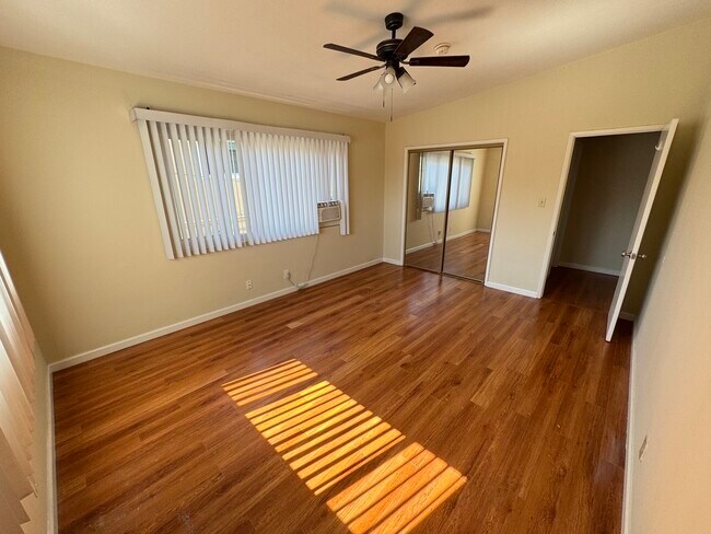 Building Photo - 521 S Manhattan Pl