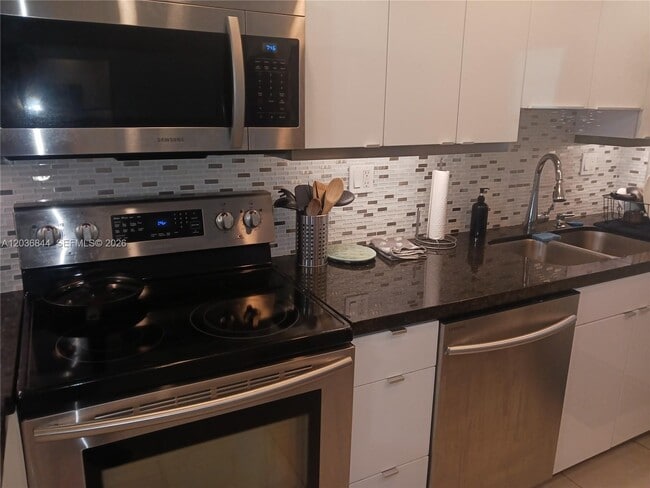 Building Photo - 400 Golden Isles Dr