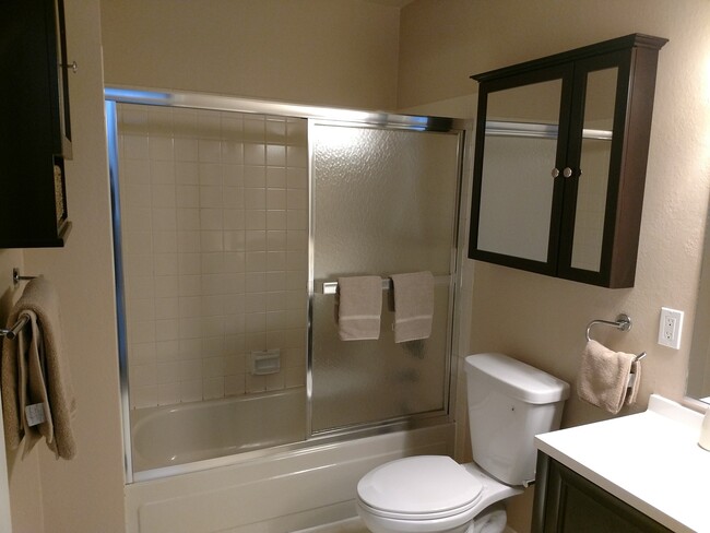 Building Photo - Large Furnished Townhome in Loch Haven Hills