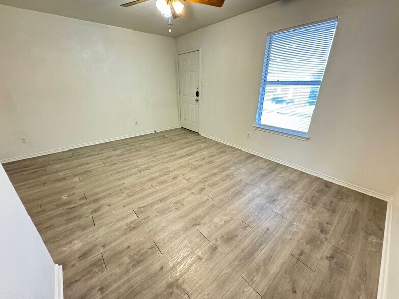 Building Photo - 1605 Benttree Dr