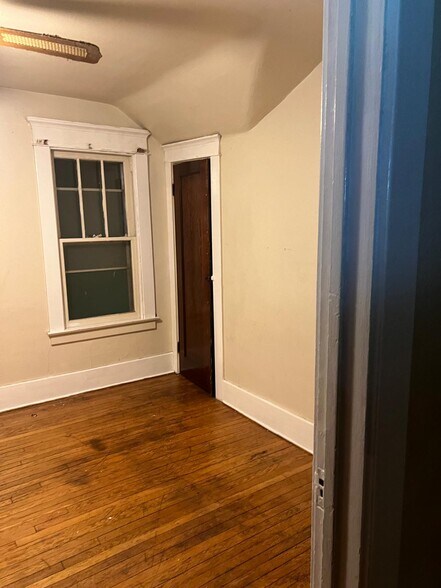 Building Photo - 35 Poultney Ave