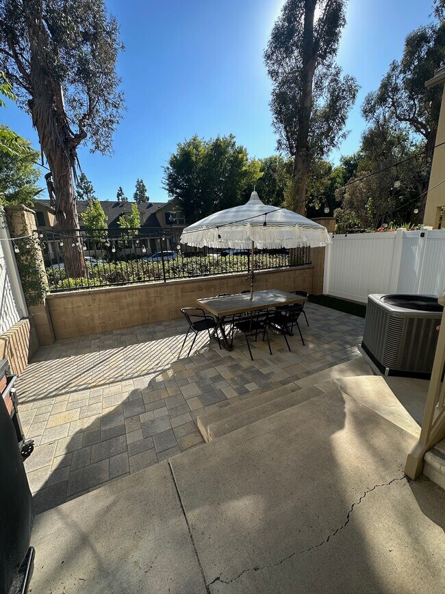 Building Photo - 26 Burlingame