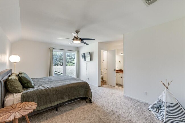 Building Photo - 4002 Biscay Dr