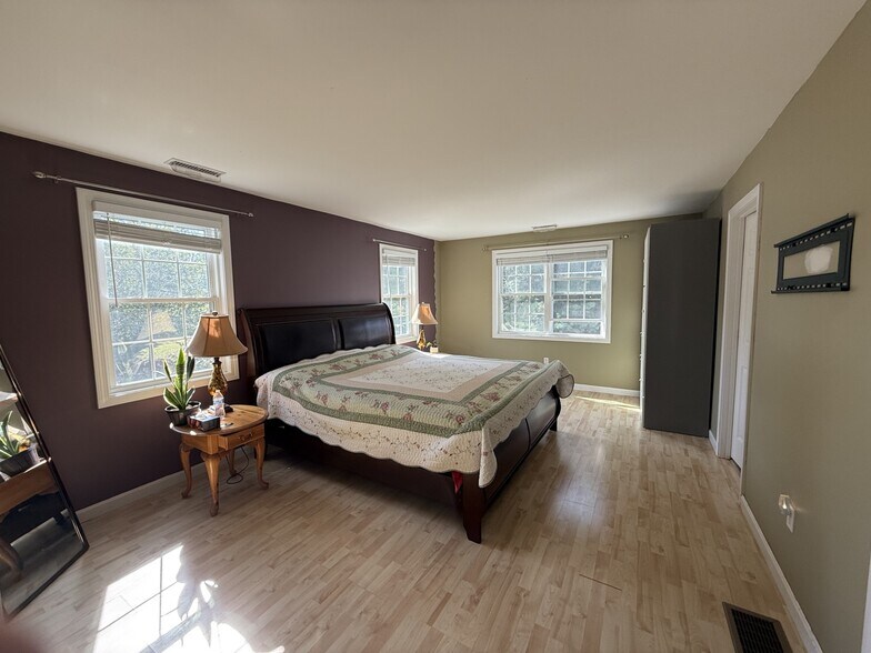 Building Photo - 5 Equestrian Ln