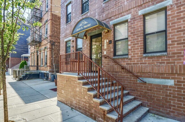 Building Photo - 715 28th St