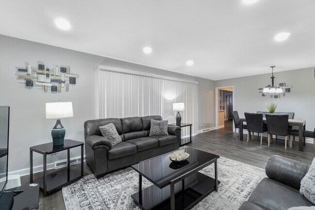 Building Photo - 570 E Higgins Rd