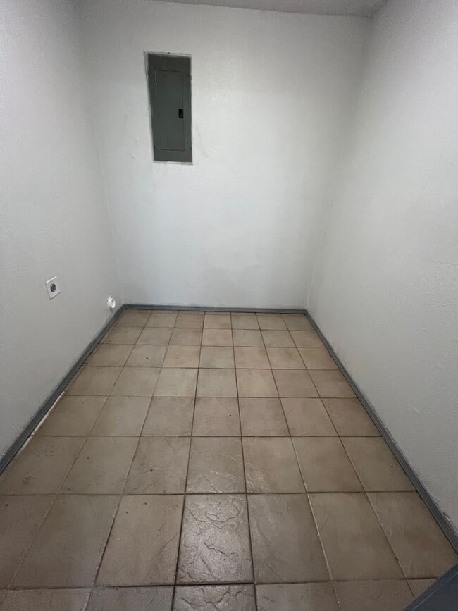 Building Photo - 4 Bed 1.5 Bath House, Total Electric with ...