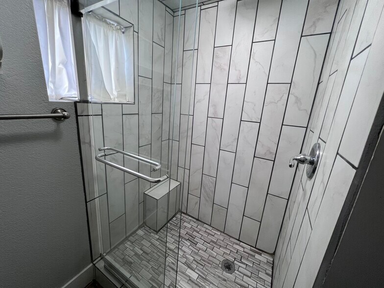Shower 1 - 1405 S Farmer Ave