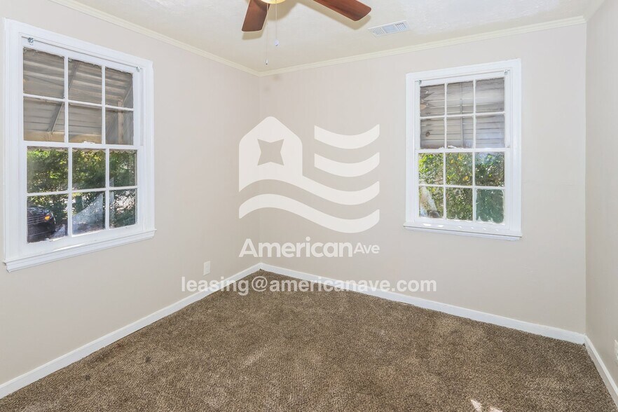 Building Photo - 211 Meadowdale Dr