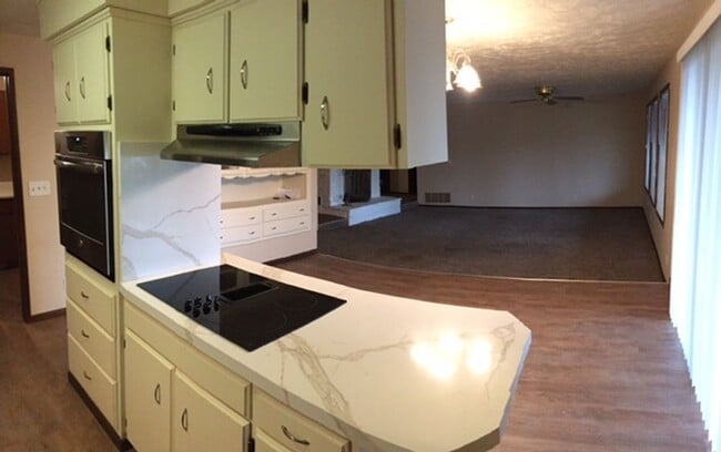 Building Photo - $2,595 / 4BR, 3.5BA Liberty Lake Executive...