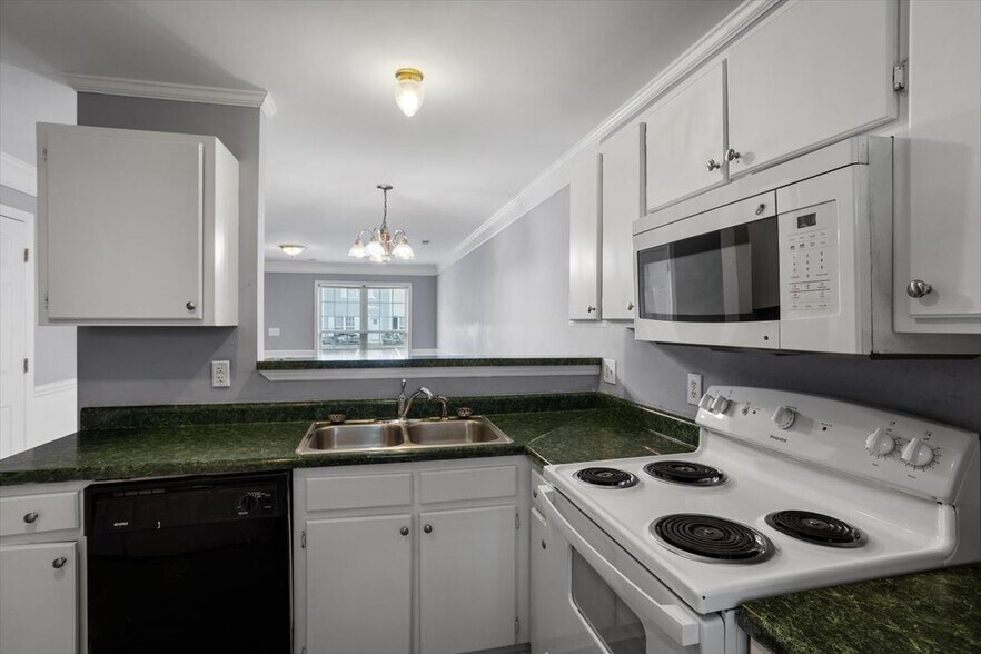 Building Photo - 17 Cheltenham Dr