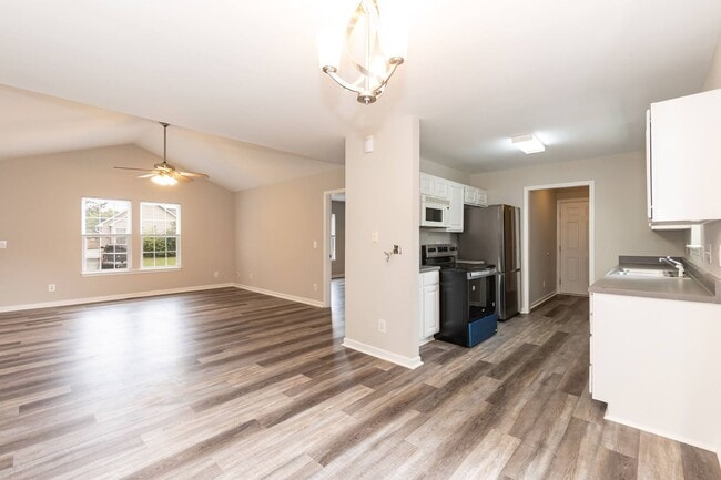Building Photo - Charming 3 Bed/2 Bath Minutes Away From El...