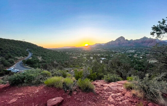 Building Photo - 3Bed/2.5Bath House in Sedona! Ready for Im...