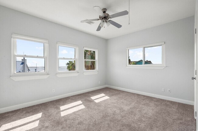 Building Photo - Waterfront Living at Its Best – For Rent on Tiki Island