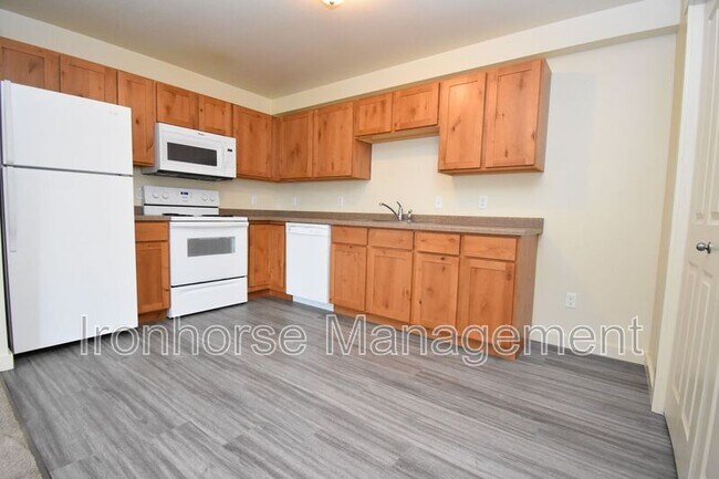 Building Photo - 807 W Villard St