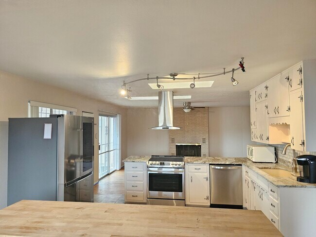 Building Photo - 2701 Cagua Dr NE