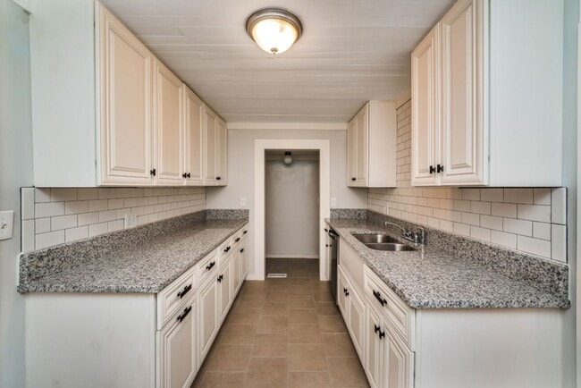 Building Photo - Charming Renovated 2BR Home – Full of Char...